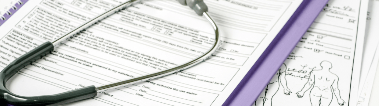 Referto medico con stetoscopio appoggiato