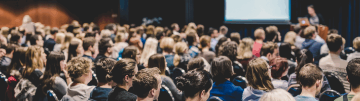 Persone che ascoltano uno speech